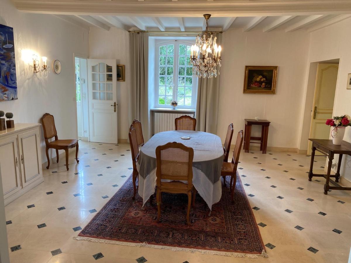 La Cour D'Audouville Luaran gambar